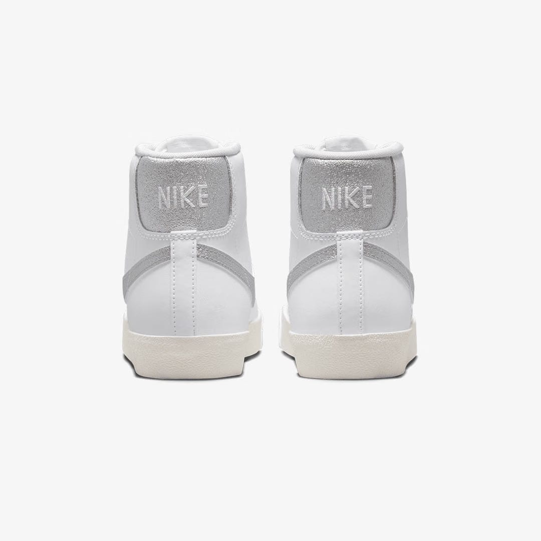 Nike BLAZER MID '77 ESS { WHITE/METALLIC SILVER