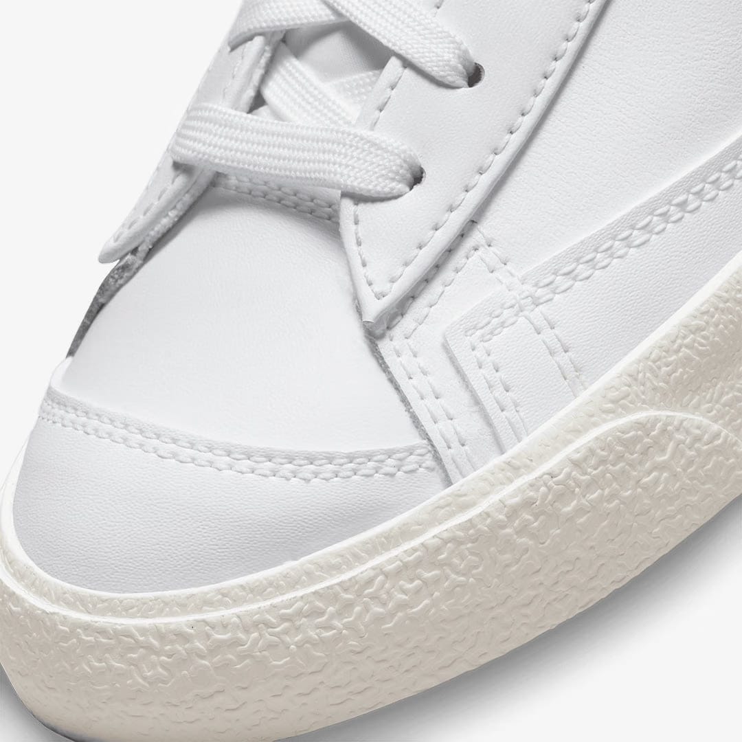 Nike BLAZER MID '77 ESS { WHITE/METALLIC SILVER