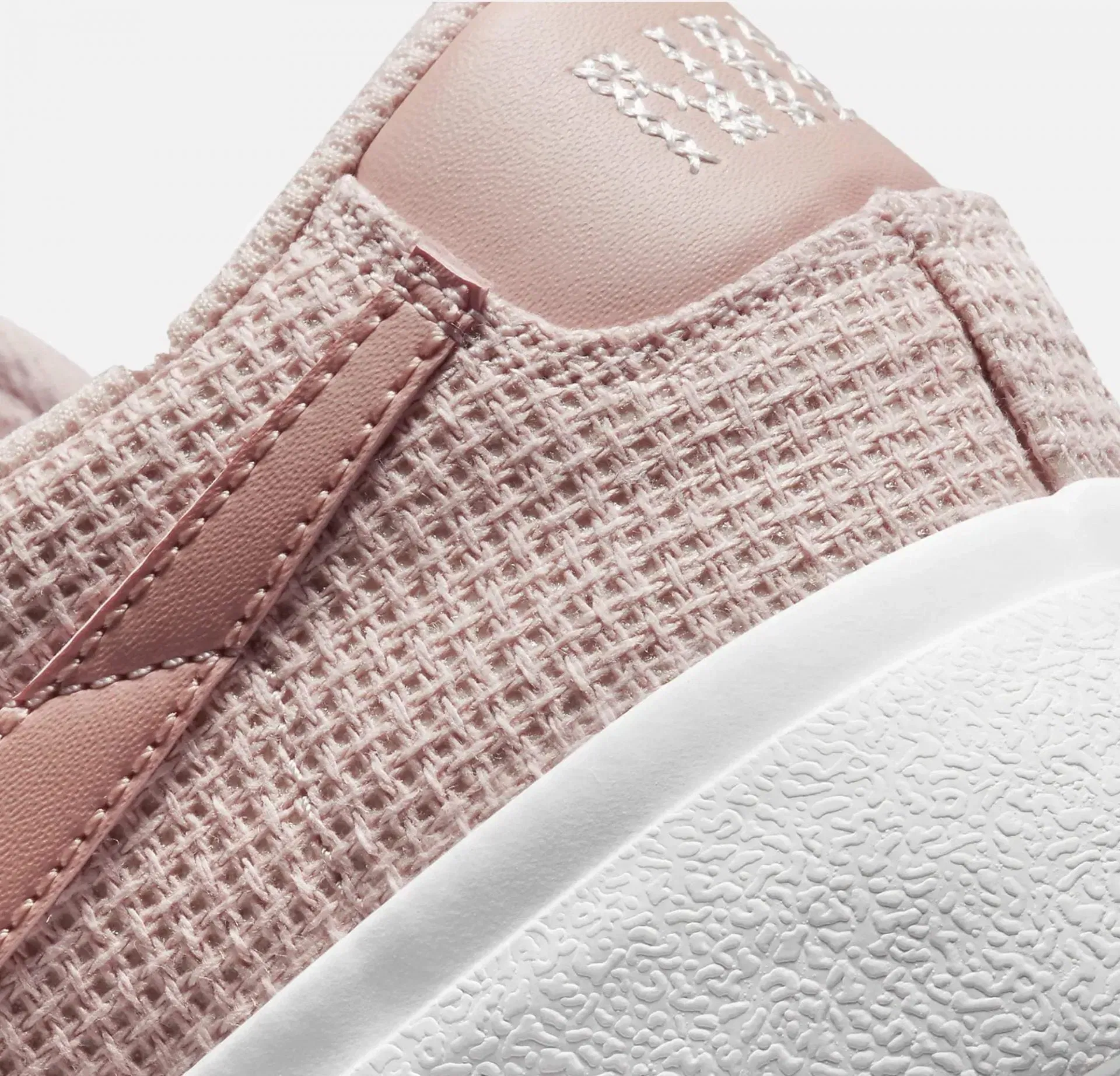Nike BLAZER LOW PLATFORM { PINK OXFORD / SUMMIT WHITE