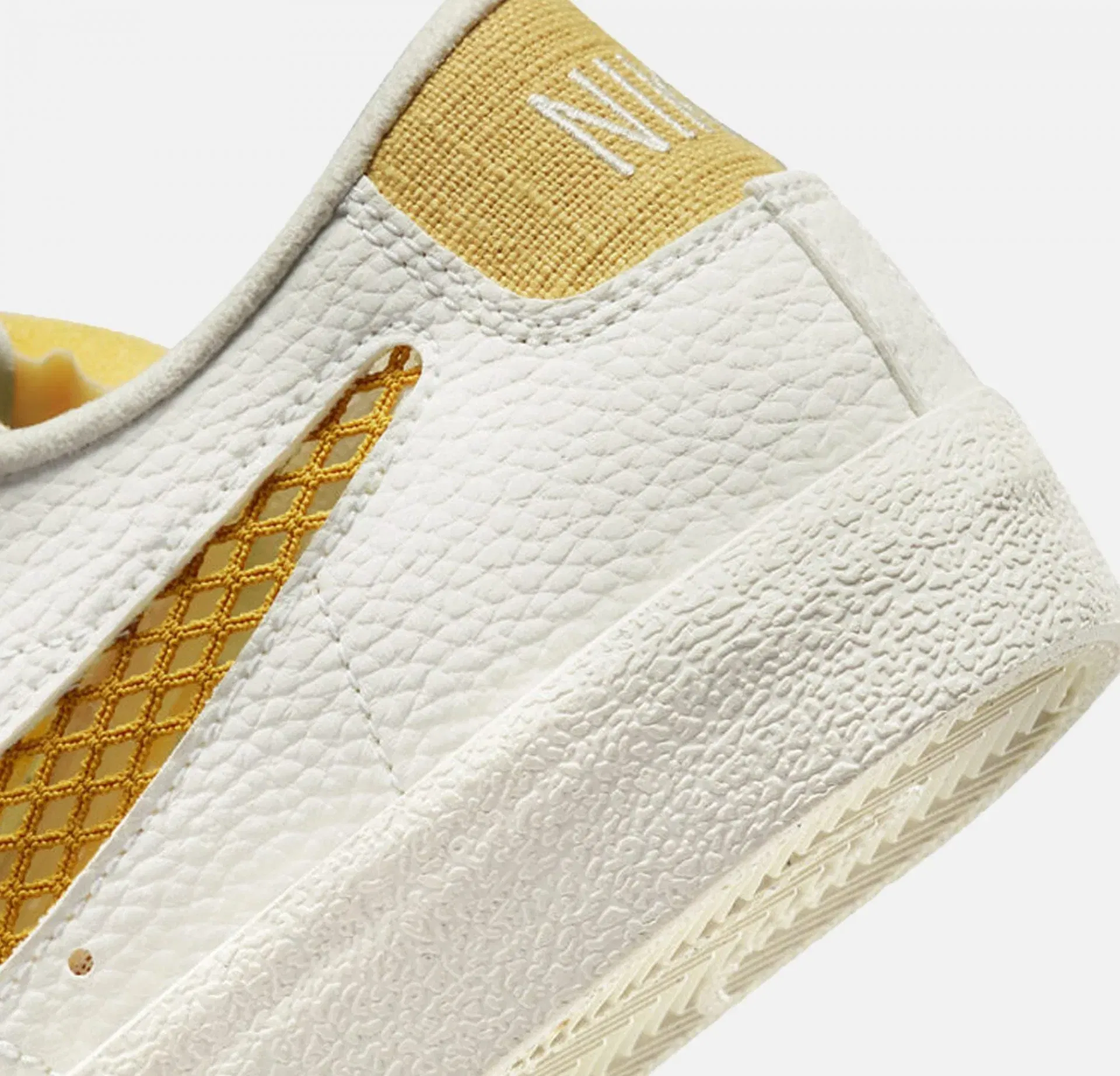 Nike BLAZER LOW '77 SE NEXT NATURE { SAIL / SANDED GOLD