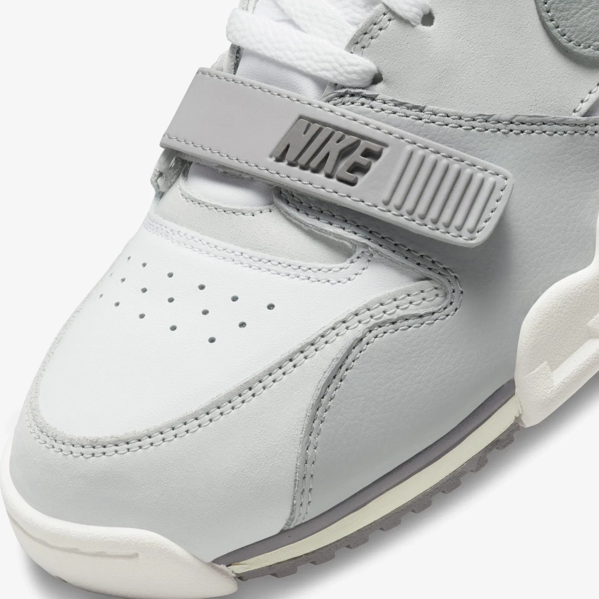 Nike AIR TRAINER 1 { PHOTON DUST/LIGHT SMOKE