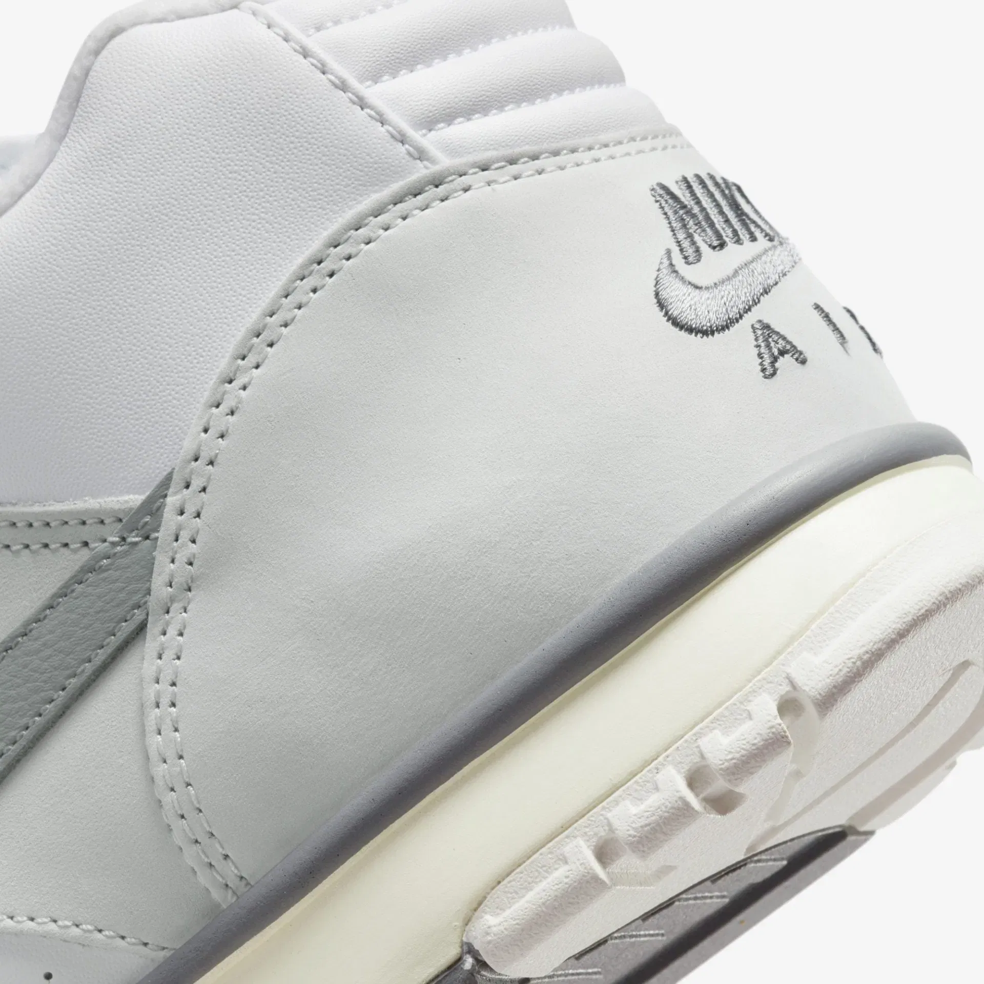 Nike AIR TRAINER 1 { PHOTON DUST/LIGHT SMOKE