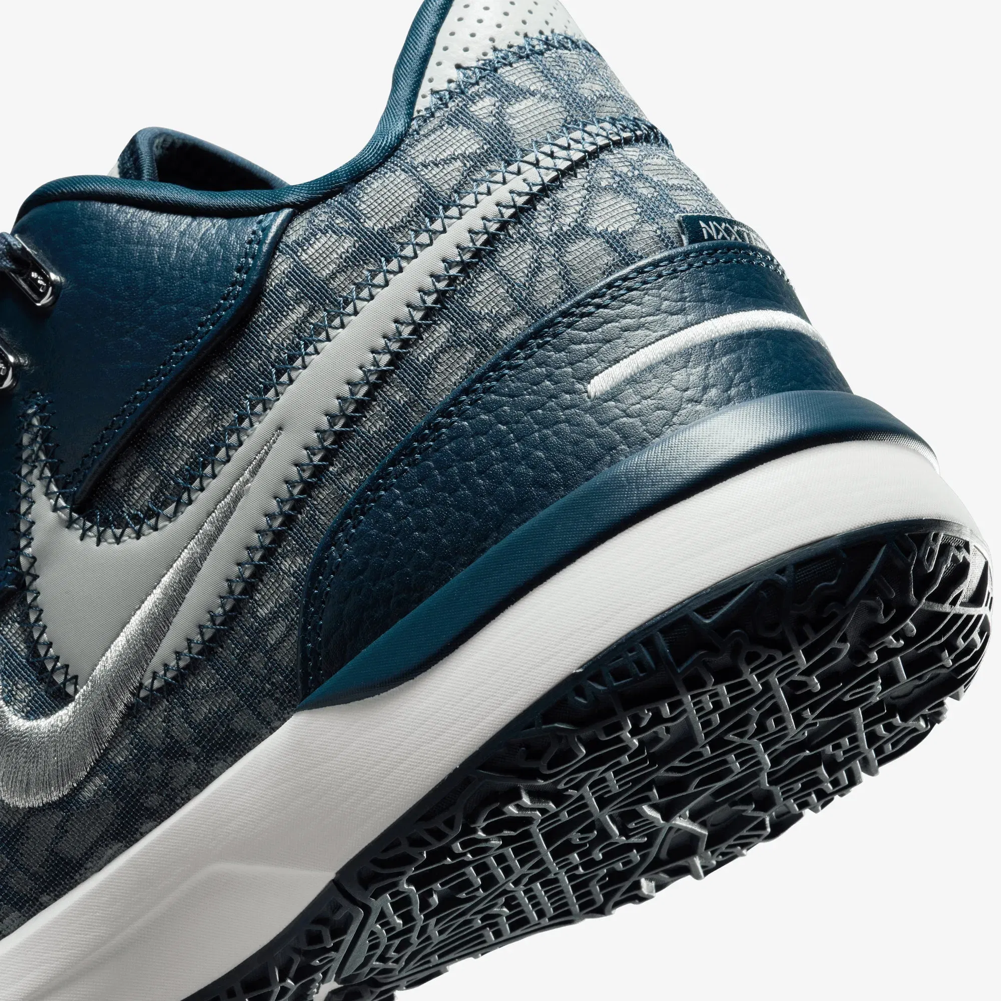 Nike LEBRON NXXT GEN AMPD EP { ARMORY NAVY/LIGHT SILVER-SAIL