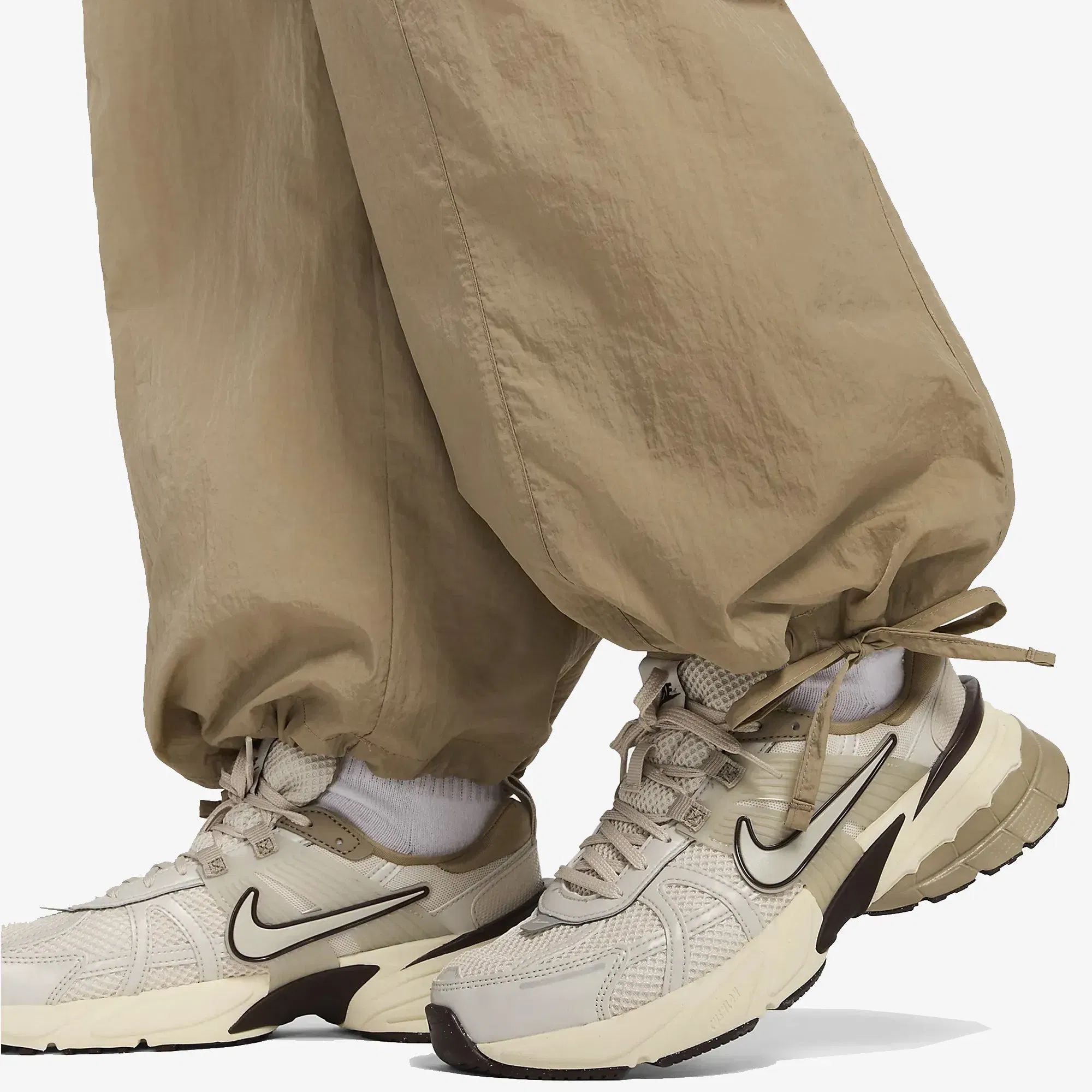NIKE SPORTSWEAR HIGH- WASTED WOVEN CARGO PANTS { KHAKI/BLACK