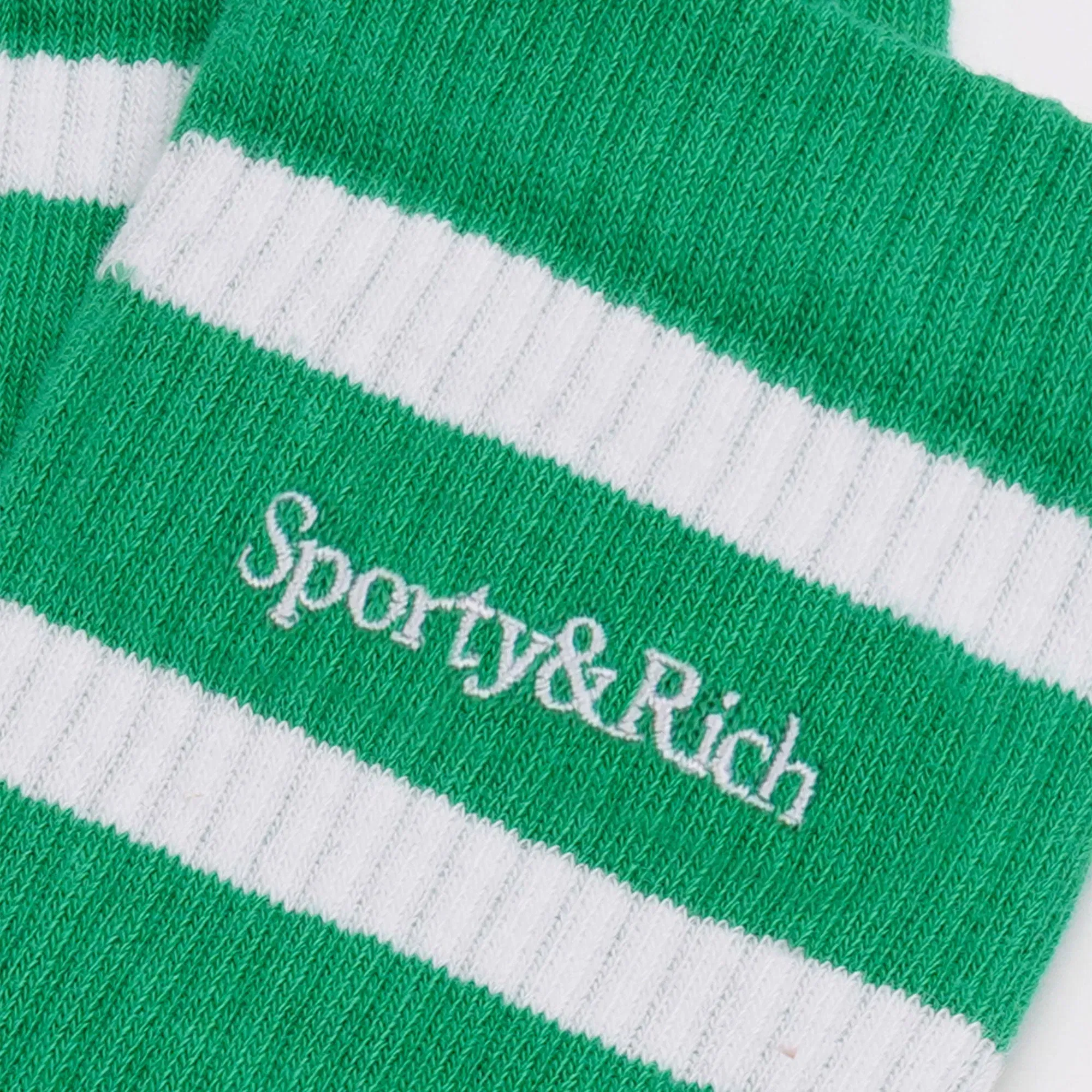 SPORTY & RICH SERIF LOGO SOCKS { VERDE/WHITE