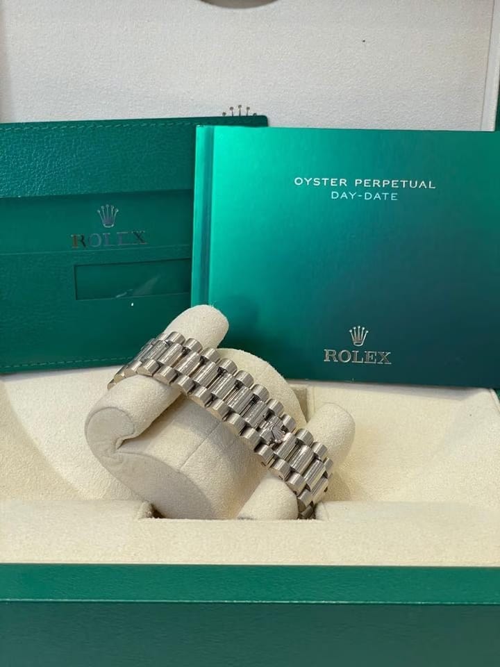 Rolex | Day-Date | 228239 | White gold | 40 mm | White gold | Green | Automatic