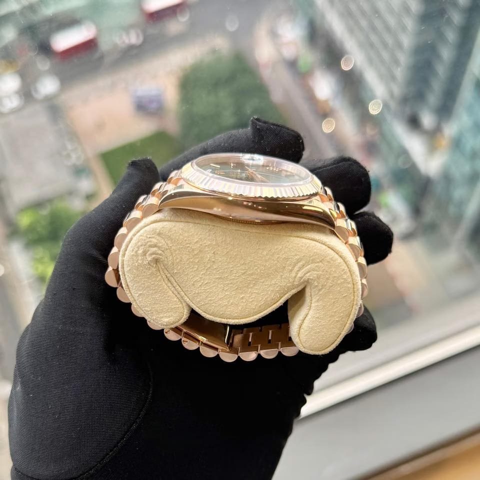 Rolex | Day-Date | 228235 | Rose gold | 40 mm | Rose gold | Green | Automatic