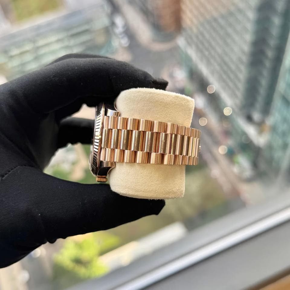 Rolex | Day-Date | 228235 | Rose gold | 40 mm | Rose gold | Green | Automatic