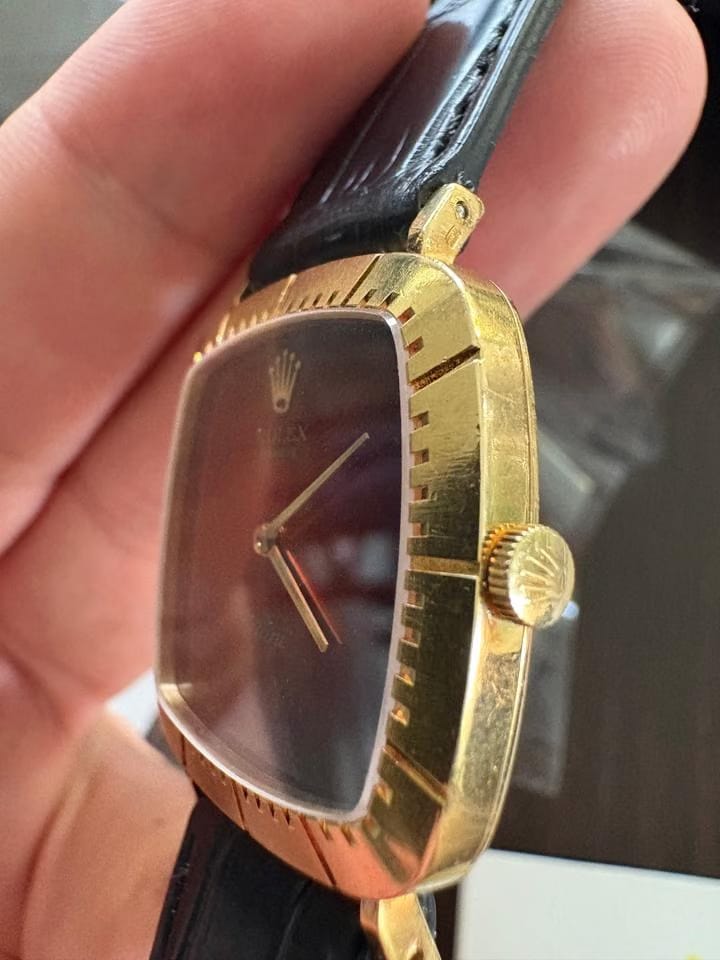 Rolex | Cellini | 4084 | Yellow gold | 30 x 28 mm | Leather | Red