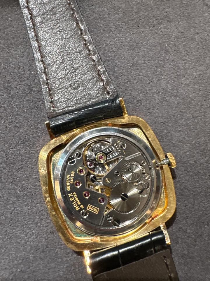 Rolex | Cellini | 4084 | Yellow gold | 30 x 28 mm | Leather | Red