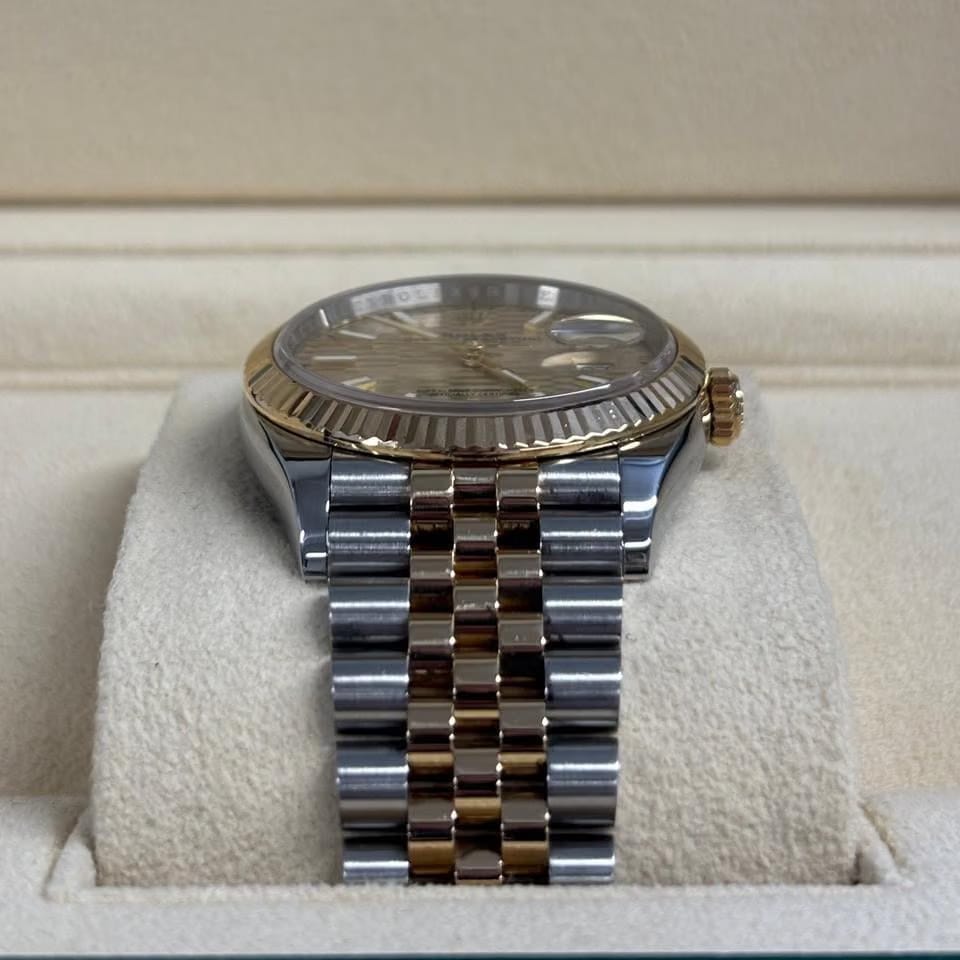 Rolex | Datejust | 126233 | Yellow gold | 42 mm | Gold/Steel | Champagne | Automatic