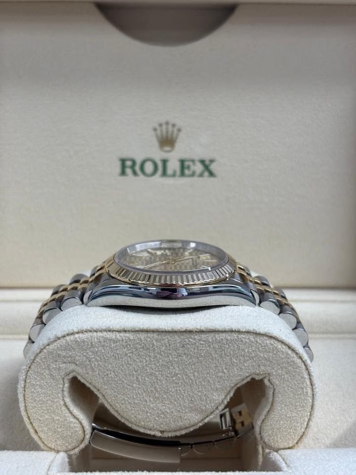 Rolex | Datejust | 126233 | Yellow gold | 42 mm | Gold/Steel | Champagne | Automatic