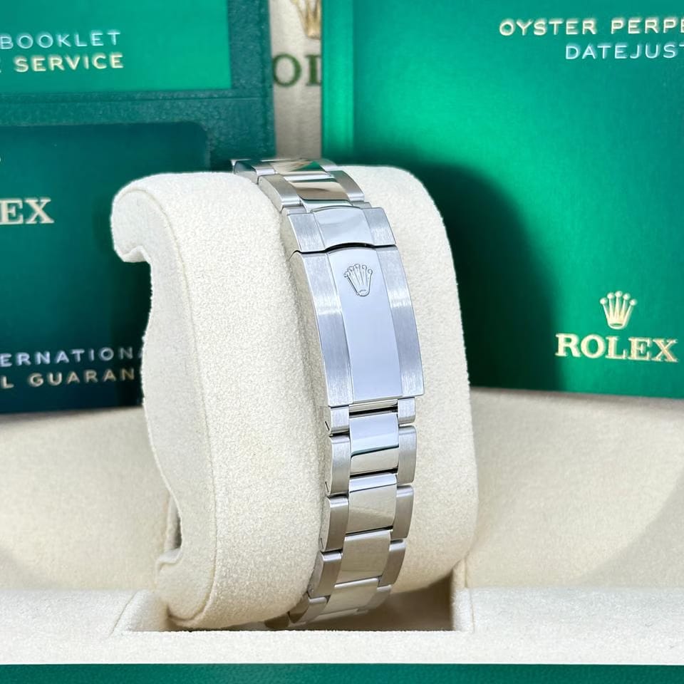 Rolex | Datejust | 126334 | Steel | 41 mm | Gold/Steel | Silver | Manual winding