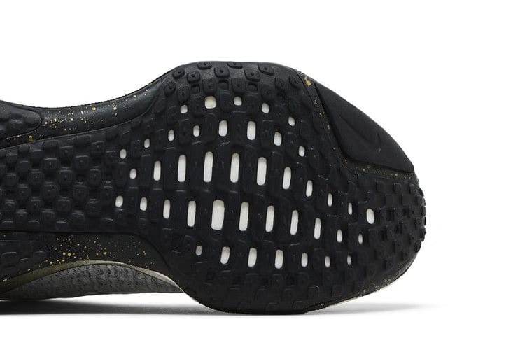 ZoomX Invincible 3 Light Smoke Grey Gold