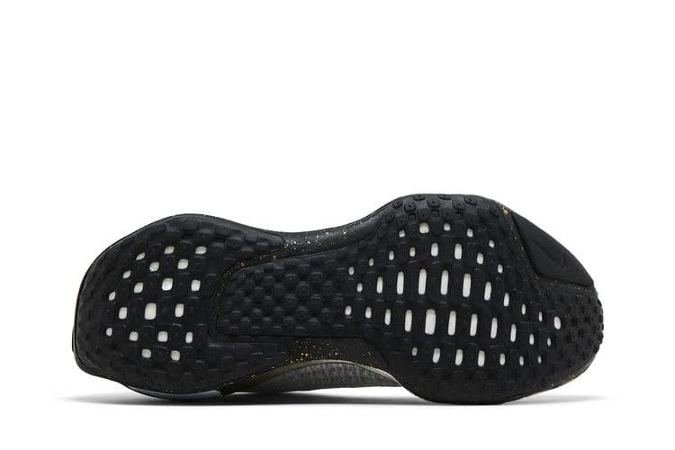 ZoomX Invincible 3 Light Smoke Grey Gold