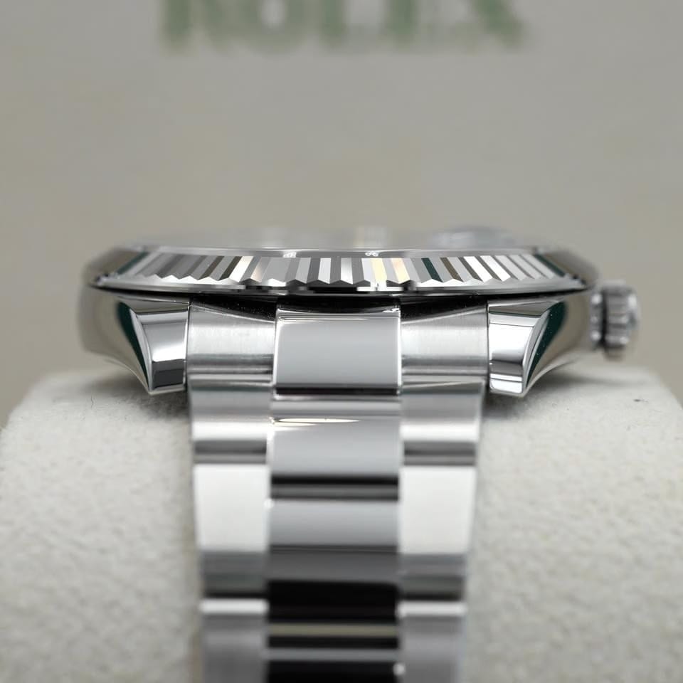 Rolex | Datejust | 126334 | White gold | 41 mm | Steel | Green | Automatic