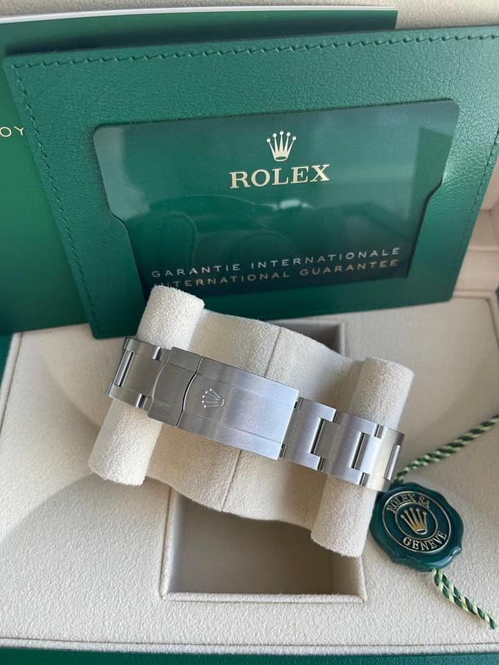 Rolex | Oyster Perpetual | 126000 | Steel | 36 mm | Steel | Red | Automatic