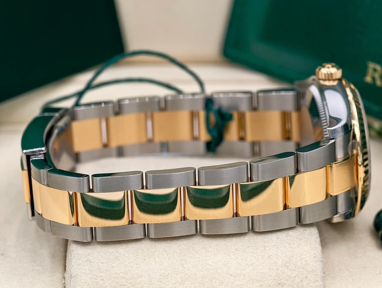 Rolex | Datejust | 278273 | Steel | 31 x 37 mm | Gold/Steel | Mother of pearl | Automatic