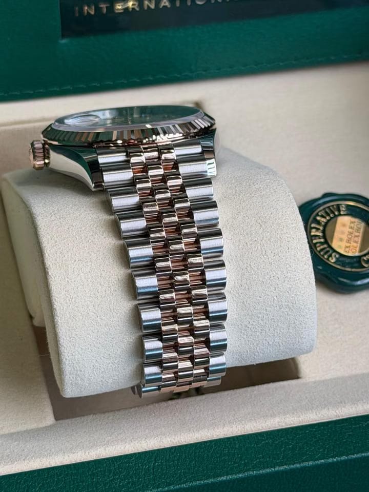 Rolex | Datejust | 126231 | Gold/Steel | 36 x 44 mm | Gold/Steel | Mother of pearl | Automatic