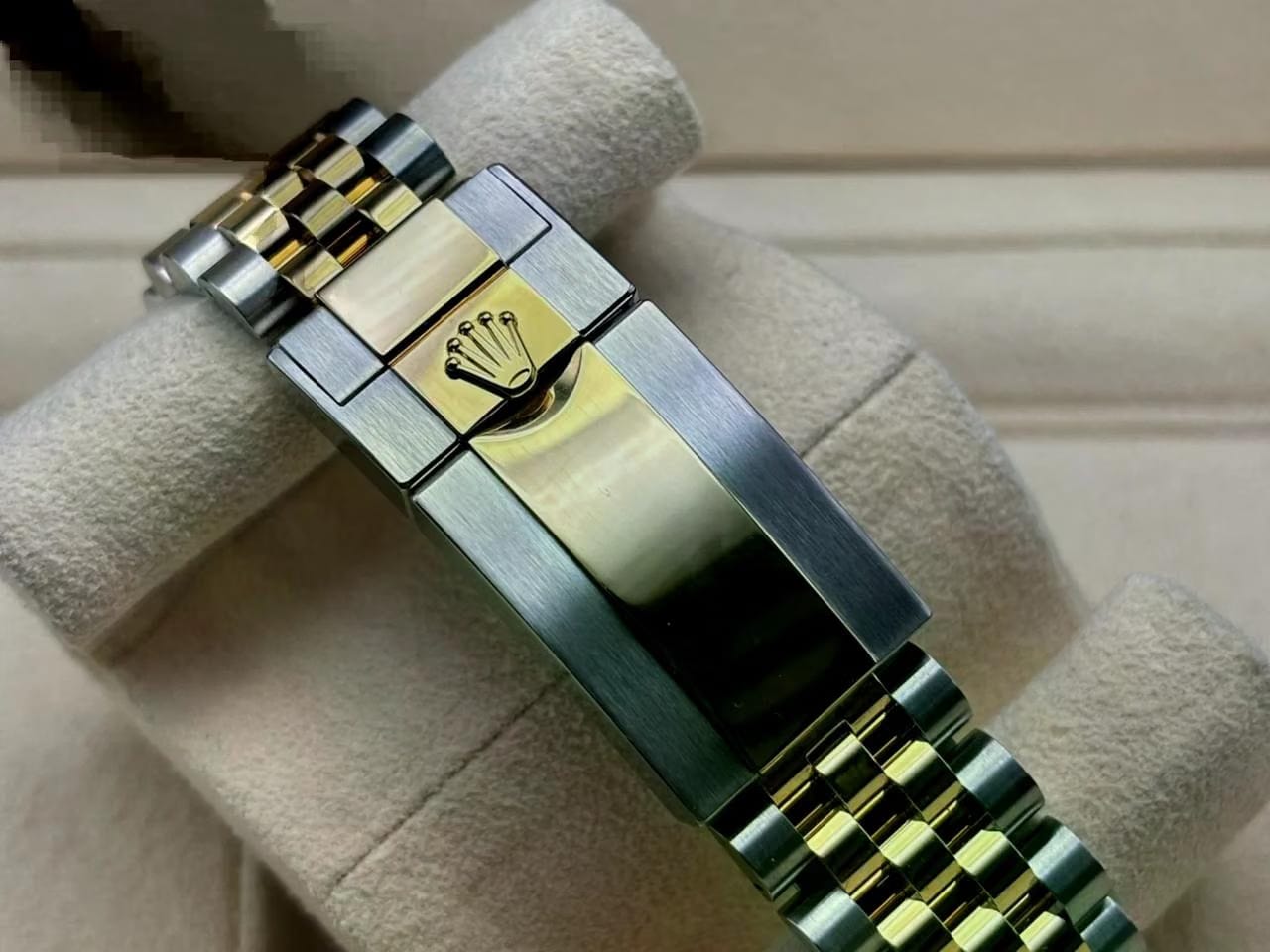 Rolex | GMT-Master II | 126713GRNR | Gold/Steel | 40 mm | Black | Automatic