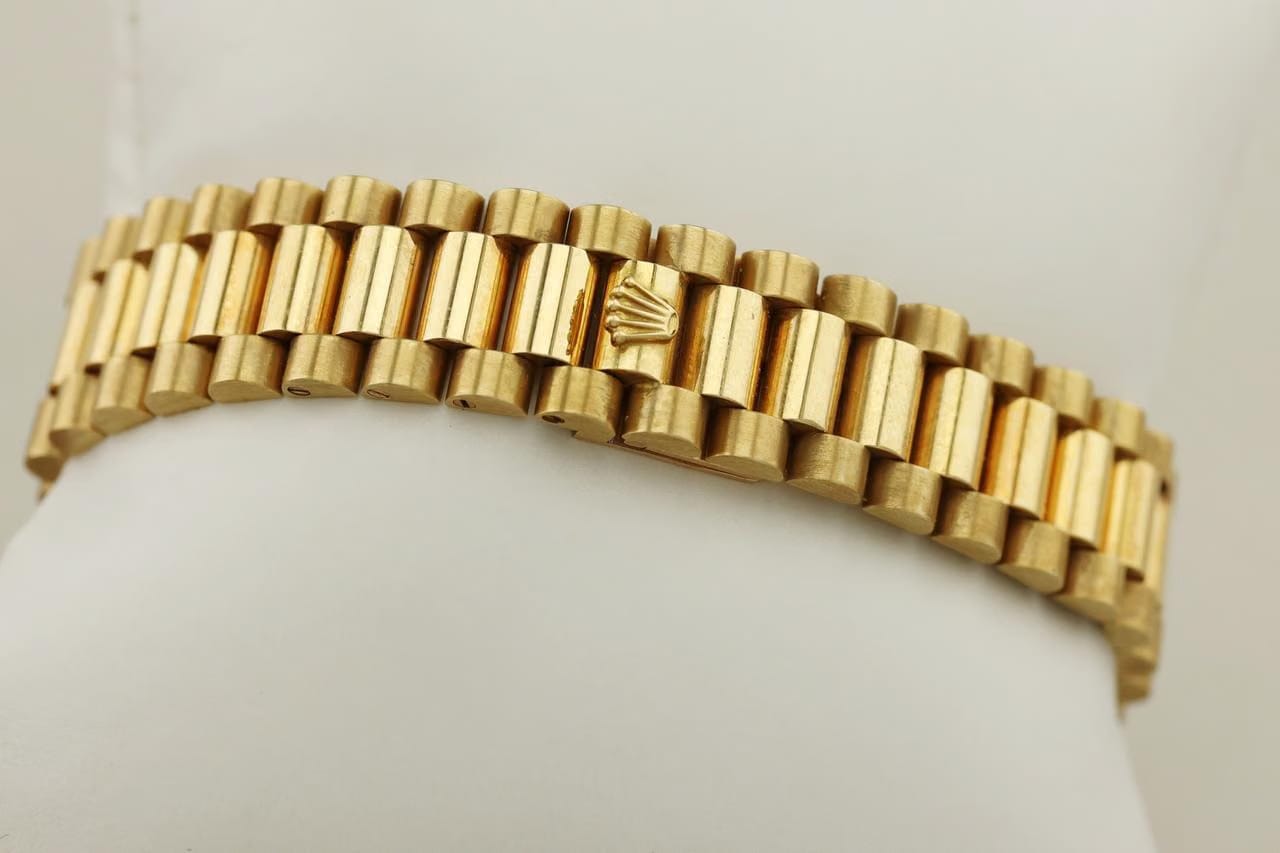 Rolex | Datejust | 6827 | Yellow gold | 31 mm | Yellow gold | Red | Automatic