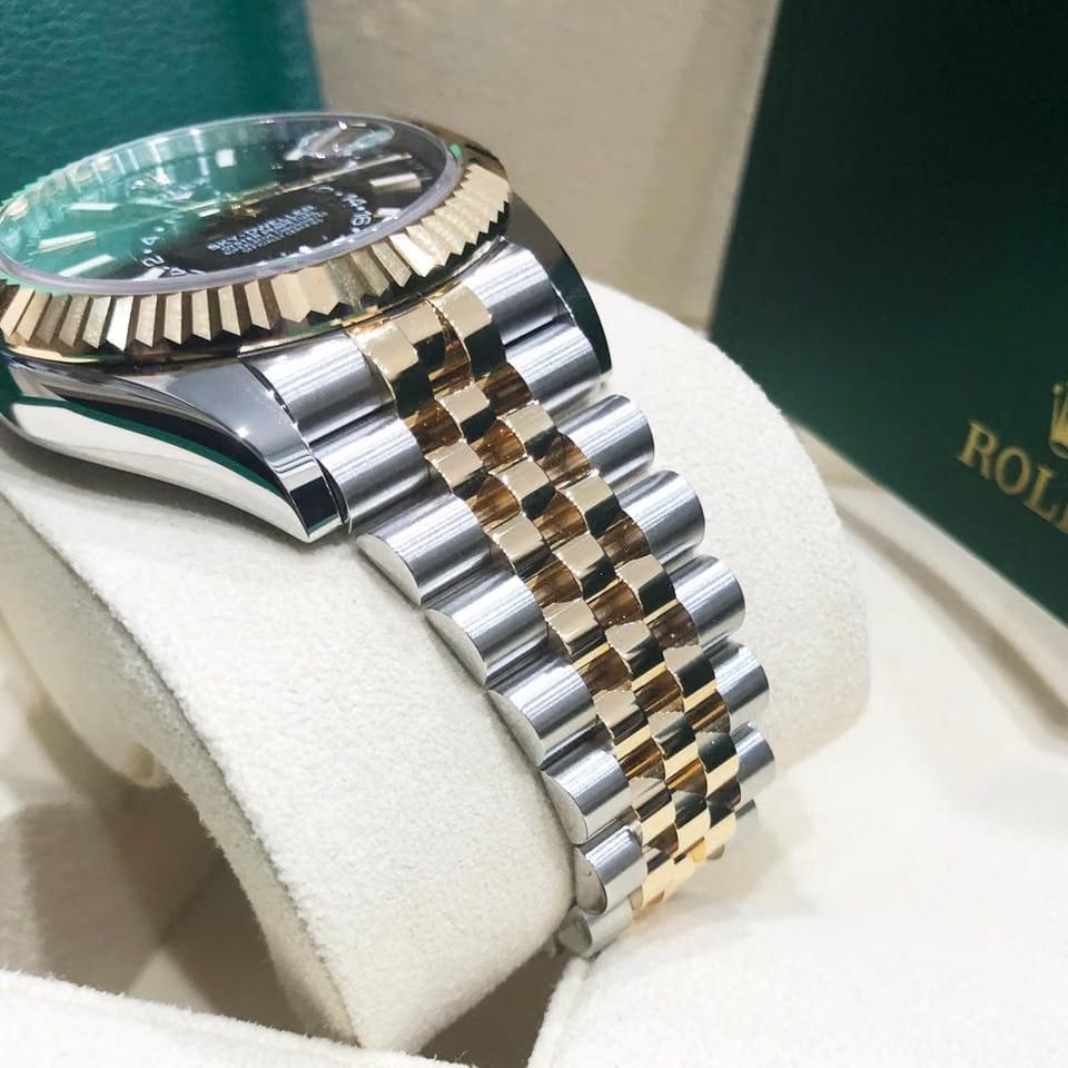 Rolex | Sky-Dweller | 326933 | Yellow gold | 42 mm | Gold/Steel | Black | Automatic
