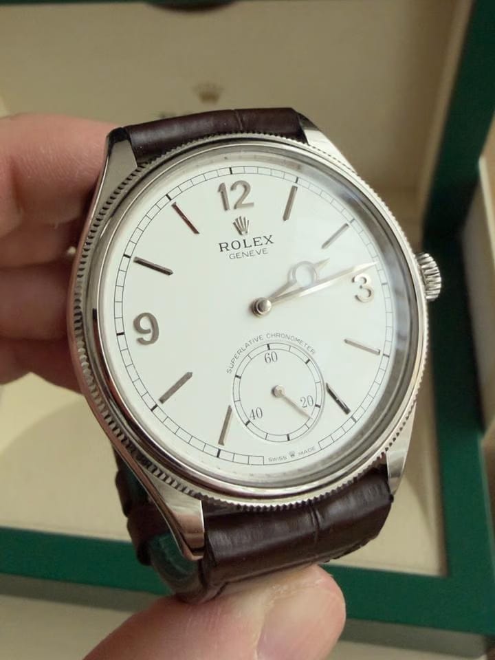 Rolex | 1908 | 52509 | White gold | 39 mm | Crocodile skin | White | Automatic