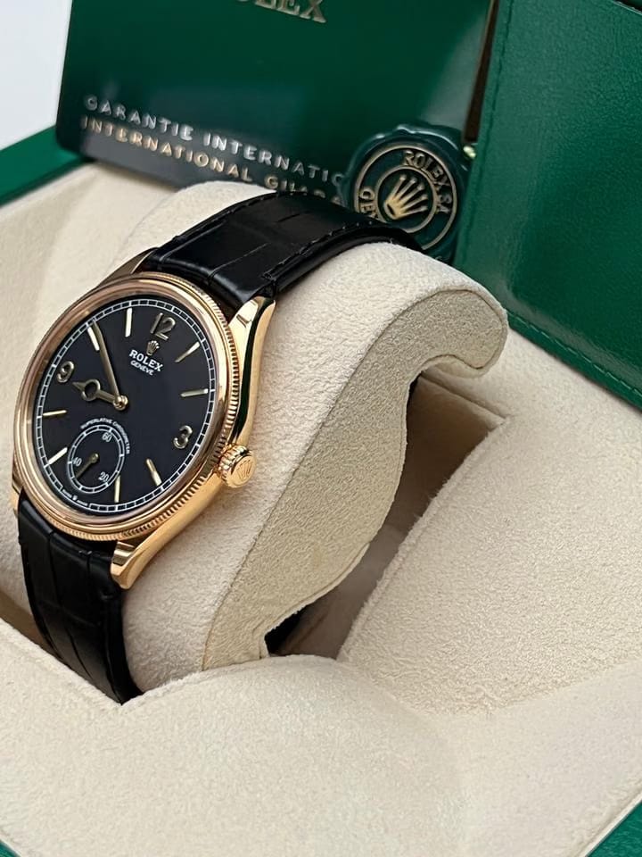 Rolex | 1908 | 52508 | Yellow gold | 39 mm | Crocodile skin | Black