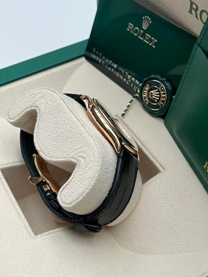 Rolex | 1908 | 52508 | Yellow gold | 39 mm | Crocodile skin | Black
