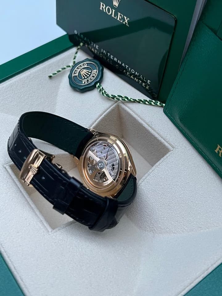 Rolex | 1908 | 52508 | Yellow gold | 39 mm | Crocodile skin | Black
