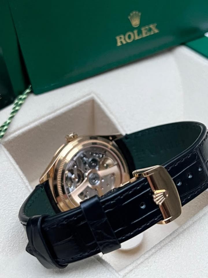 Rolex | 1908 | 52508 | Yellow gold | 39 mm | Crocodile skin | Black