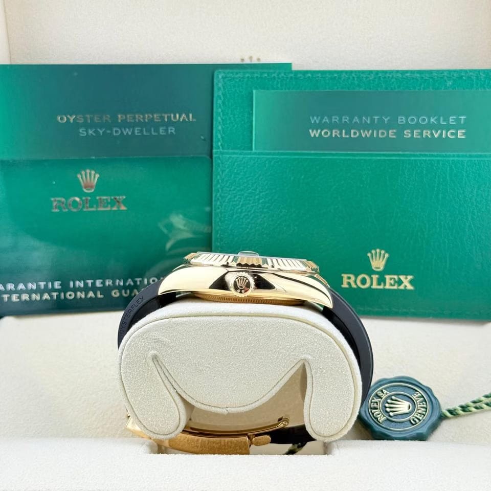 Rolex | Sky-Dweller | 326238 | Yellow gold | 42 mm | Rubber | Black | Automatic