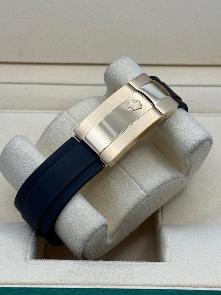 Rolex | Sky-Dweller | 326238 | Yellow gold | 42 mm | Rubber | Champagne | Automatic