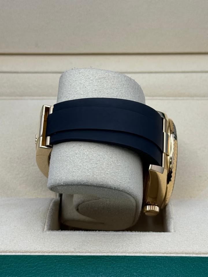 Rolex | Sky-Dweller | 326238 | Yellow gold | 42 mm | Rubber | Champagne | Automatic