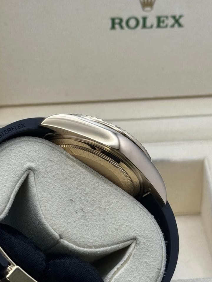 Rolex | Sky-Dweller | 326238 | Yellow gold | 42 mm | Rubber | Champagne | Automatic