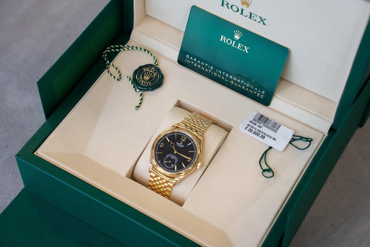 Rolex | 1908 | 52508 | Yellow gold | 39 mm | Yellow gold | Black | Automatic