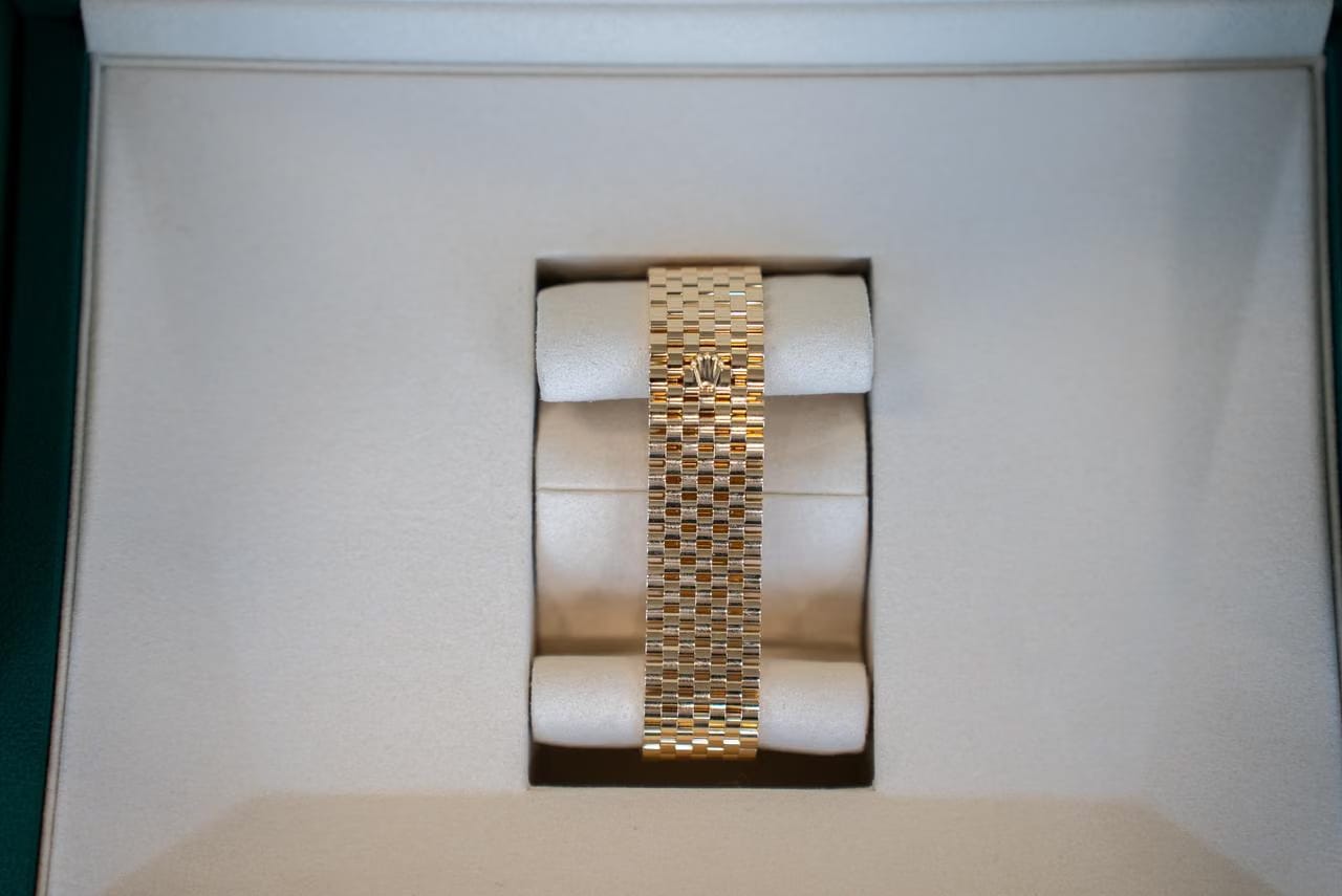 Rolex | 1908 | 52508 | Yellow gold | 39 mm | Yellow gold | Black | Automatic