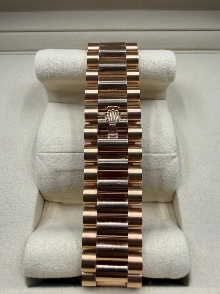 Rolex | Day-Date | 228235 | Rose gold | 40 mm | Rose gold | Brown | Automatic