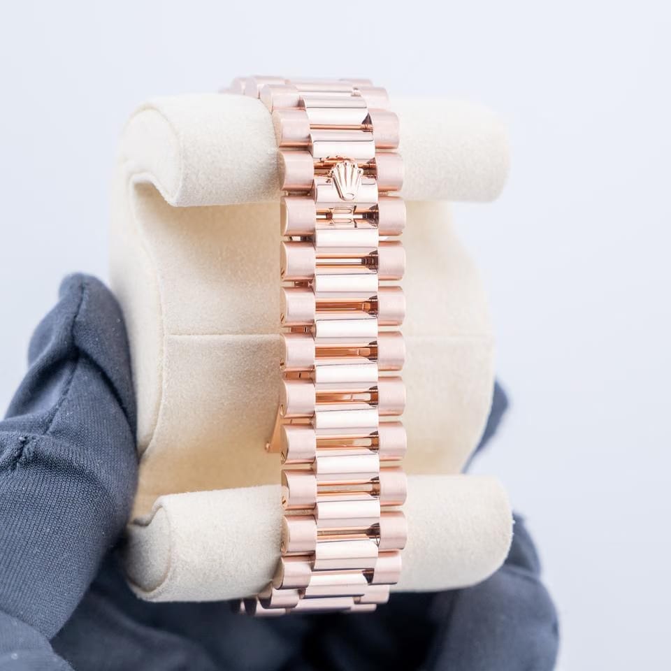 Rolex | Day-Date | 228235 | Red gold | 40 mm | Rose gold | Green | Automatic