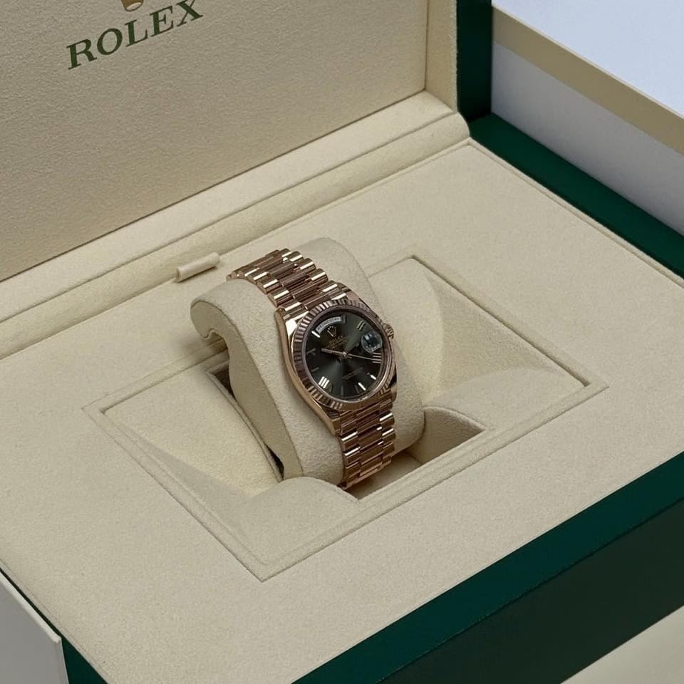 Rolex | Day-Date | 128235 | Rose gold | 36 x 43 mm | Rose gold | Green | Automatic