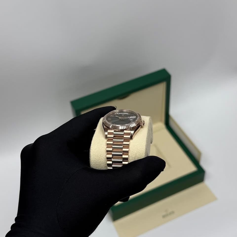 Rolex | Day-Date | 128235 | Rose gold | 36 x 43 mm | Rose gold | Green | Automatic