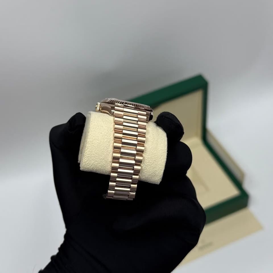 Rolex | Day-Date | 128235 | Rose gold | 36 x 43 mm | Rose gold | Green | Automatic