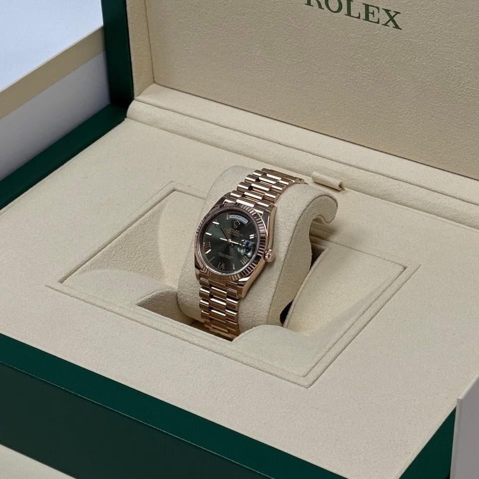 Rolex | Day-Date | 128235 | Rose gold | 36 x 43 mm | Rose gold | Green | Automatic