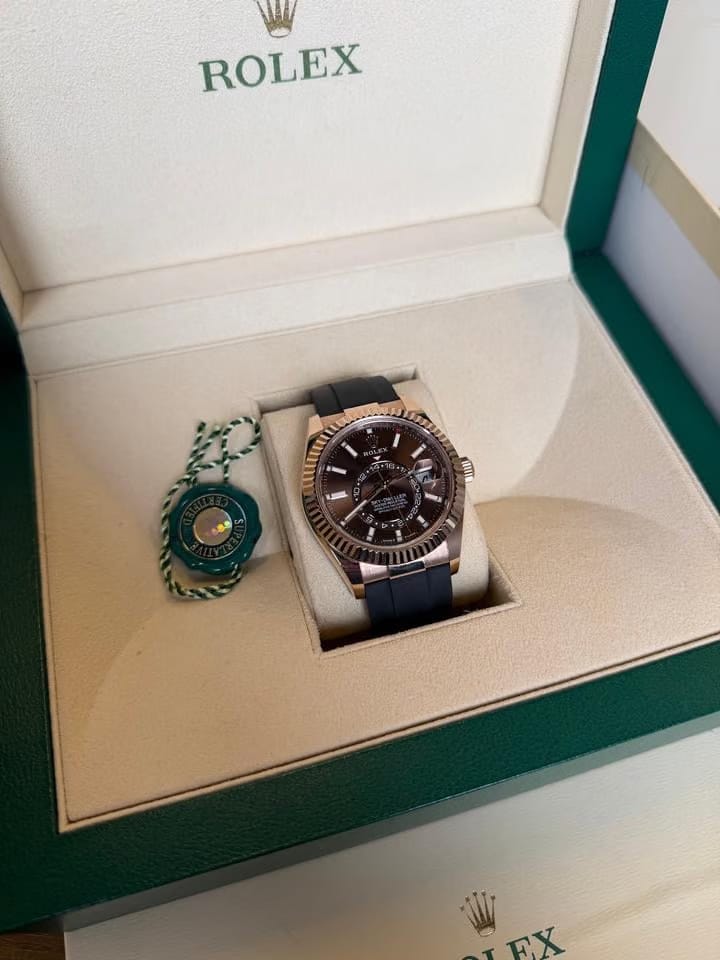 Rolex | Sky-Dweller | 336235-0002 | Rose gold | 42 mm | Rubber | Brown | Automatic