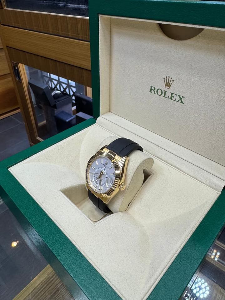 Rolex | Sky-Dweller | 336238 | Yellow gold | 42 mm | Rubber | White | Automatic