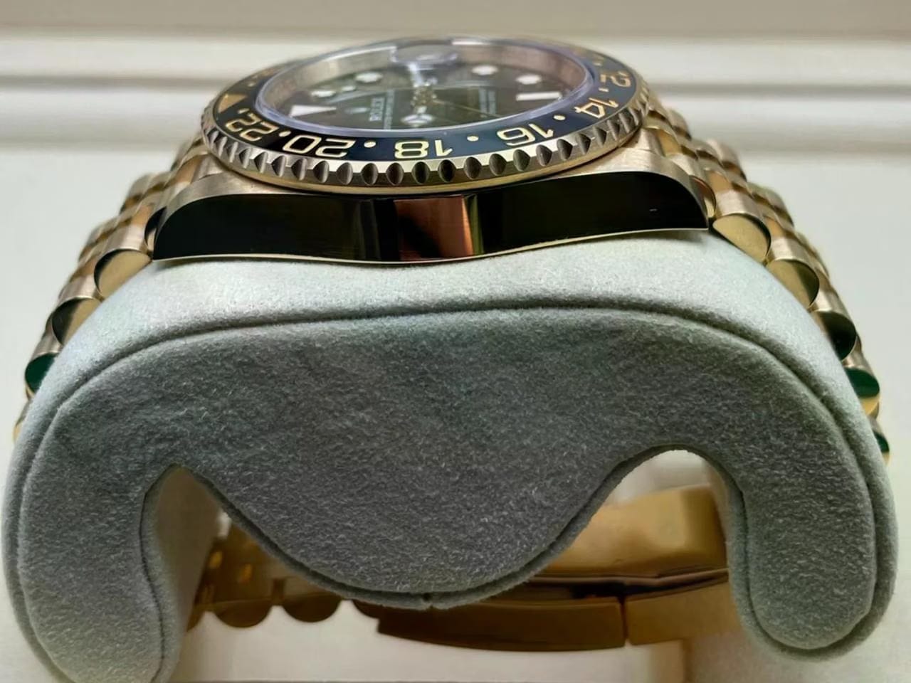 Rolex | GMT-Master II | 126718GRNR | Yellow gold | 40 mm | Black | Automatic