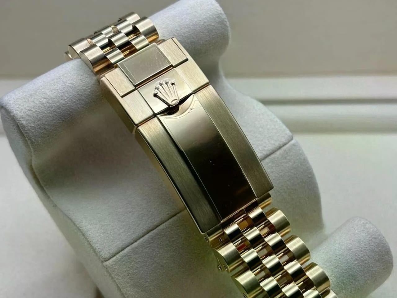 Rolex | GMT-Master II | 126718GRNR | Yellow gold | 40 mm | Black | Automatic