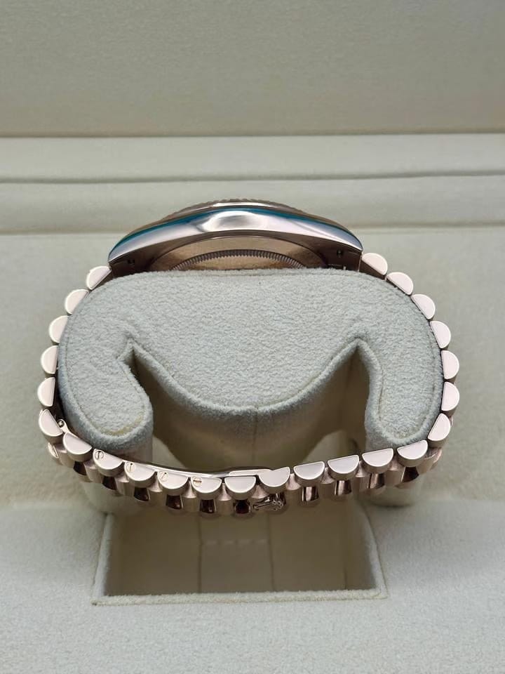 Rolex | Day-Date | 228235 | Yellow gold | 40 mm | Rose gold | White | Automatic