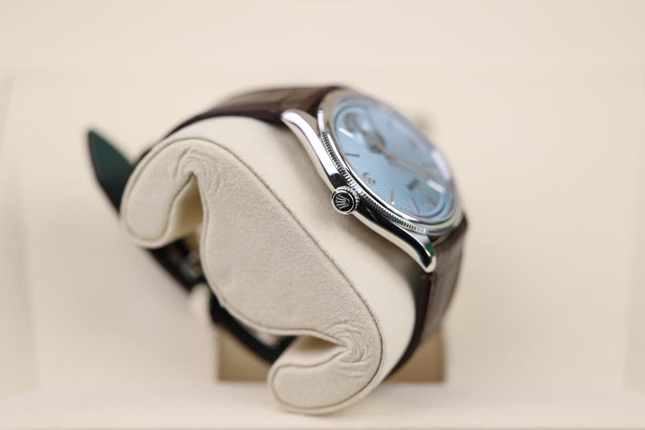 Rolex | 1908 | 52506 | Platinum | 39 x 34 mm | Leather | Blue | Automatic