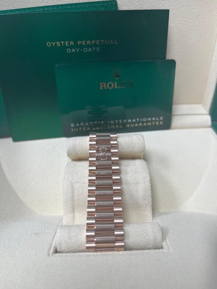 Rolex | Day-Date | 228235 | Rose gold | 40 mm | Rose gold | Silver | Automatic